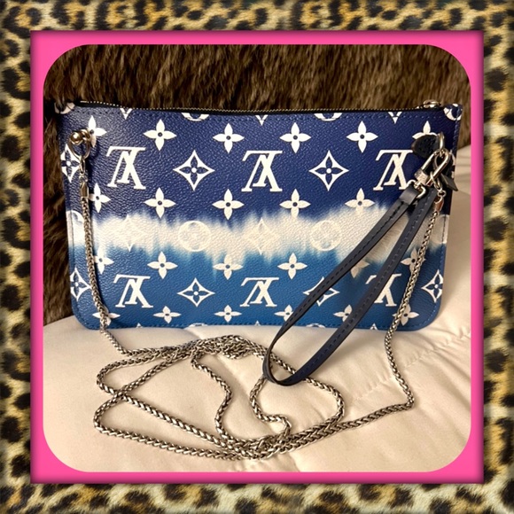 🔥SUPER SALE REDUCTION🔥✅PRICE FIRM✅ AUTHENTIC Louis Vuitton Blue Escale Wristlet - Picture 1 of 17